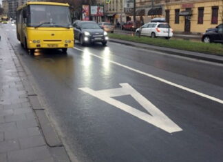В Україні змінили ПДР: кому дозволили їздити смугою для громадського транспорту Смуга для громадського транспорту
