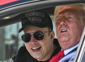 На тлі сварки з Маском: президент Трамп продає свою Tesla Trump Musk Tesla