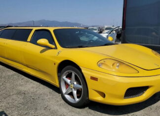 Суцільний жах: хтось порізав культовий Ferrari, щоб створити дивний лімузин Ferrari Modena Limo